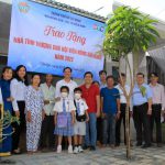 Trao tặng nhà tình thương cho gia đình hội viên nông dân nghèo trên địa bàn xã Bình Khánh, huyện Cần Giờ.